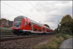 Steuerwagen vorraus erreicht der RE2 (RE 10222)  Rhein-HAARD-Express  den Bahnhof Haltern am See. An zweiter Stelle luft ein ZugCaf mit. (04.10.2008)
