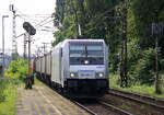 185 697-0  Jolina  von Railpool  kommt mit einem Aluzug aus Nievenheim nach Northeim und kommt aus Richtung Neuss und fährt durch Duisburg-Rheinhausen-Ost in Richtung Duisburg-Hochfeld-Süd.
