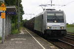 185 697-0  Jolina  von Railpool kommt mit einem Aluzug aus Northeim nach Nievenheim  und fährt durch Duisburg-Rheinhausen-Ost in Richtung
