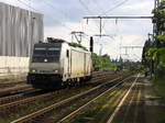 186 263-0 von Akiem kommt als Lokzug aus Neuss nach Oberhausen-West und fährt durch Duisburg-Rheinhausen-Ost in Richtung Duisburg-Hochfeld-Süd.