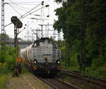 Eine DE18 von Vossloh kommt mit einem Kalkleerzug aus Frimmersdorf nach Rohdenhaus und kommt aus Richtung Neuss und fährt durch Duisburg-Rheinhausen-Ost in Richtung Duisburg-Hochfeld-Süd. Aufgenommen vom Bahnsteig in Duisburg-Rheinhausen-Ost. 
Bei Sommerwetter am Nachmittag vom 27.7.2017.