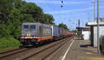 Hectorrail 241.006  Carlrissian  kommt mit einem LKW-Zug aus Süden nach Krefeld-Uerdingen und kommt aus Richtung Duisburg-Hochfeld-Süd und fährt durch Duisburg-Rheinhausen-Ost in