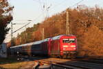 101 049 zusammen mit einer ihrer Schwesterloks unterwegs mit dem IC2311 aus Westerland zur Fahrt nach Köln im letzten Licht des 21.11.25 in Sythen