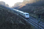 ICE 401562 passiert hier am 26.12.2025 um 15.21 Uhr auf der Fahrt in Richtung Bremen den Einschnitt der Rollbahn nördlich von Vehrte.