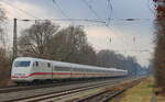 Der letzte noch in voller Länge erhaltene Triebzug der Baureihe 401 unterwegs als ICE1020 zur Fahrt nach Hamburg bei der Durchfahrt in Sythen am 31.12.25
Der 12-teilige ICE1 hat eine Länge von 358m und wird nur noch durch den ICE4 in der Länge übertroffen.