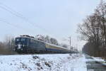 110 278 der Centralbahn unterwegs mit einem langen Sonderzug aus Hamburg nach Düsseldorf bzw Köln am Rosenmontag 2026. Gemächlich rollte der Zug am 16.2.2026 über die verschneite Rollbahn bei Sythen