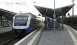 VT 648 421 fährt als RB31 aus  Xanten nach Duisburg-Hbf und fährt in Duisburg-Rheinhausen ein und hält in Duisburg-Rheinhausen.
Aufgenommen vom Bahnsteig von Duisburg-Rheinhausen. 
Bei Sonne und Wolken am Nachmittag vom 10.4.2016.