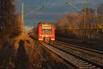 Als RB 33 kommt der 425 080-9 gen Anrath gefahren, der Zug wird durch die untergehende Sonne so herrlich angeleuchtet. Winterzweit hat manchmal auch was für sich. 3.2.2017