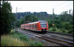 DB 425062-7 hat gerade den Bahnhof Altenbeken verlassen und ist hier am Ortsrand von Altenbeken am 13.7.2003 um 9.57 Uhr nach Warburg unterwegs.