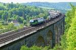 ELL 193 747, vermietet an WLC, mit Containerzug auf dem Großen Viadukt Altenbeken (Bekeviadukt) in Richtung Osten (Altenbeken, 23.05.19).