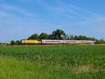 193 735 passiert mit dem Umleiter IC Hannover-Amsterdam über Altenbeken-Hamm-Münster-Rheine den Bahnübergang Widey in den Feldern zwischen Scharmede und Salzkotten.