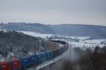 Wegen der Streckensperrung zwischen Hamm und Bielefeld wurden einige Zge ber Altenbeken umgeleitet. Hier berquert eine BR 152, noch mit DB Cargo-Logo, am 05.01.2010 mit einem sehr langem Gterzug den Bekeviadukt in Altenbeken. 