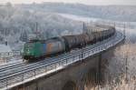 185 549-3 von R4C berquert mit dem Bekeviadukt das mit Puderzucker verzierte Beketal, um mit ihrem aus Duisburg kommenden Kesselwagenzug weiter gen Grokorbetha zu fahren, 27.11.2010.