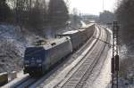 152 134-3  TFG  durchfuhr mit einem Containerzug am 04.12.2010 bei schnstem Streiflicht den ehem.