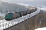 185 542-8 von R4C berquert mit dem berraschend sehr langem l-Shuttle Duisburg (Ruhrort) - Grokorbetha den Bekeviadukt in Altenbeken, 05.01.2011.