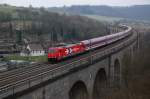 185 606-1 berquert mit Pilgerzug von Lourdes, kurz vor dem Ziel Altenbeken, den Bekeviadukt, 04.04.2012.