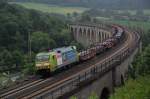 Am Abend des 01.07.2012 hat die fr  Claas  werbende 152 005-5 die Aufagbe, den  Knppelzug  aus Hanekenfhr zu befrdern, hier beim berqueren des Bekeviaduktes Altenbeken.