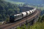 185 569-1 vermietet an die Neusser Eisenbahn berqurte am 16.08.2012 mit dem Staubsilozug von Neuss nach Deuna den Bekeviadukt in Altenbeken.