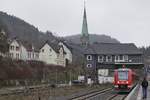 Bei leichtem Schneegrieseln fährt der aus Lüdenscheid kommende 620 510 am 07.01.2021 im Bahnhof Brügge (Westfalen) ein