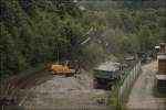 Am Morgen bzw. in der Nacht des 06.06.2009 wurden die alten Gleise und Schwellen ausgebaut und der Schotter fr den Oberbau aufgetragen. Links ist noch die alte Trasse zusehen.