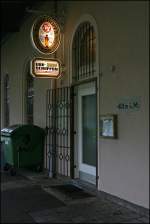 Hhenangabe und Restaurantschild im Bahnhof Ldenscheid. Aufgenommen am Morgen des 21.06.07