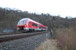 633 112 unterwegs als RE17 von Kassel-Wilhelmshöhe nach Hagen beim überqueren der Ruhr kurz hinter dem Arnsberger Schlossberg-Tunnel am 14.3.2020