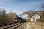 078 468 passiert mit einem Dampfsonderzug nach Willingen den ehemaligen Bahnhof Elleringhausen (12.02.2022)