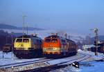 218 151 mit Gterzug nach Schwerte und 218 140 mit Sonderzug aus Winterberg am 22.02.1991 in Bestwig