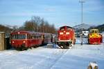 796 690, 996 299. 996 309 und 796 802 am 01.02.2003 in Bestwig. Im alten Bw treffen sie 212 045 