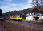 724 und 725 004 machten auf ihrer Messfahrt von Neuenrade nach Menden am 09.10.1990 in Binolen kurzen Halt.