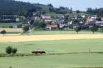 Vor der Kulisse der Ortschaft Höveringhausen rollt der Wismarer VT aus BO-Dahlhsn.