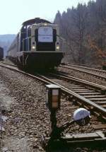 Binolen 212 001 mit N 6460 am 01.04.1987 auf dem Weg nach Menden anlsslich  75 Jahre Hnnetalbahn  mit Zugschmuck.