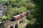796 760 passiert mit 996 309 un d996 299 sowie 796 690 am 10.05.2015 den kleinen Viadukt bei Volkringhausen