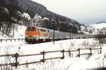 Im Februar 1985 ist 218 145 mit einem Wintersportsonderzug nach Winterberg bei Brunscappel unterwegs.