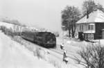 Die Krefelder 215 032 mit D 25127 Mönchengladbach-Winterberg durchfährt Silbach am 5.1.1985.