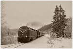 Im Winter 1965 fährt V200 033 mit einem Sonderzug aus dem Ruhrgebiet nach Winterberg. So ähnlich könnte der Text für dieses Bild lauten doch wir schreiben den 28.1.2023. V200 033 muss auf der letzten Steigung vor Winterberg nochmal kräftig ackern ehe sie in wenigen Minuten mit ihrem Sonderzug Winterberg erreicht.

Winterberg 28.01.2023
