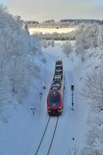 633 110 erreicht in Kürze den Endbahnhof Winterberg und unterquert hier noch einen kurzen Tunnel.