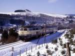 Bei Siedlinghausen ist 218 129 am 18.02.1990 mit ihrem Eilzug nach Winterberg unterwegs.