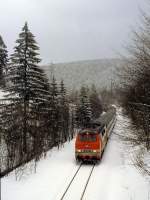 Ein sportlicher Tag endet und 218 146 bringt die Skifahrer mit ihrem Sonderzug zurck ins Ruhrgebiet (18.02.1990).