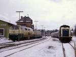 Eine regelrechte Lokparade in allen gngigen Farben der Baureihenfamilie V 160 am 18.02.1990 mit 218 129, 138, 215 031 und 218 137. Auerdem bereichert 212 272 das Bild.