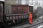 Die Arbeit muss erledigt werden..... Whrend der Bremsprobe kontrolliert der Rangierlokfhrer die Bremsen an den Gterwaggons. Aufgenommen in Plettenberg. (15.04.2008)