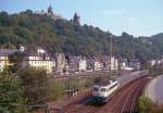 Unter der mchtigen Burg Altena fhrt 110 304 am 13.09.1990 mit ihren Nahverkehrszug in den Bf.