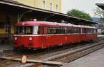 Portrait des 795 350-1 mit einem Beiwagen der Baureihe 995 am 03.09.1978 im Bahnhof Olpe. Das ehemalige Bahnhofsgebäude steht zwar noch, aber heute liegen hier keine Gleise mehr. Die Strecke von Finnentrop endet heute einige Meter weiter nördlich in einem Stumpfgleis vor einem Kreisverkehr.