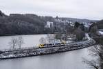 An diesem trüben 14.01.2021 ist der HLB-VT 259, der gerade Olpe verlassen hat und sich als RB 92 auf den Weg nach Finnentrop macht, der einzige Farbtupfer in dieser merh oder minder grauen Landschaft