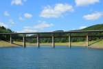 Wegen Sanierungsarbeiten am Haupt- und Vordamm musste der Wasserstand im Biggesee in diesem Sommer um fünfzehn Meter abgesenkt werden. Dadurch entsteht ein ganz anderer Blick auf die Brückenbauwerke, wie hier die kombinierte Eisenbahn-/Straßenbrücke über das Dumetal (06.07.2015). Leider wird auch die Bahnstrecke von Finnentrop nach Olpe saniert, daher verkehren während der Sommerferien in Nordrhein-Westfalen keine Züge.