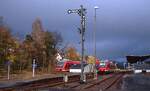 Heute besitzen an der Strecke Kreuztal - Bad Berleburg nur noch die Bahnhöfe Ferndorf, Dahlbruch und Hilchenbach Formsignale. Die Formsignale im Bahnhof Erndtebrück, die auf dieser Aufnahme aus dem Herbst 2004 mit zwei Triebwagen der Baureihe 640 noch zu sehen sind, wurden 2017 entfernt.