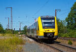 
Der VT 501 (95 80 1648 101-1 D-HEB / 95 80 1648 601-0 D-HEB) der HLB (Hessische Landesbahn GmbH), ein Alstom Coradia LINT 41 der neuen Generation, erreicht am 01.07.2018, als RB 95  Sieg-Dill-Bahn  Siegen - Dillenburg, nun den Hp Wilnsdorf-Rudersdorf bzw. Rudersdorf (Kr. Siegen). 

Links im Bild sieht man die fünf rot-weißen Pfosten, diese sind leicht entfernbar und so ist der Rettungsweg für Zweiwegefahrzeuge der Feuerwehr frei, die hier dann auf gleisen können. Grund dafür ist der etwa 1km entfernte 2.652 m lange Rudersdorfer Tunnel.