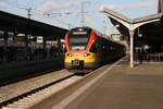 Am 22.10.2020 steht dieser zur Abfahrt bereite HLB FLIRT (429 041) an Gleis 1 im gießener Hauptbahnhof als RE99 nach Siegen Hbf.