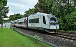 Den Bahnhof Kaarst Ikea verlässt der VT 115 der REGIOBAHN gerade in Richtung Neuss Hbf nach dem der Gegenzug in Richtung Kaarster See eingefahren war. 19.9.2022