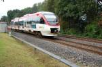 Gerade hat der VT 1006 die Station Kaarst-Ikea in Richtung Neuss verlassen.